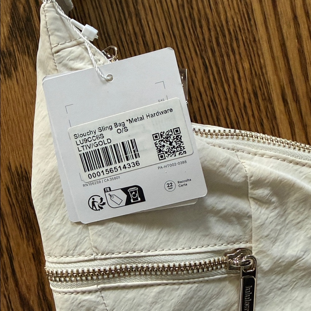 NWT Slouchy Sling bag 6L - Picture 2 of 2